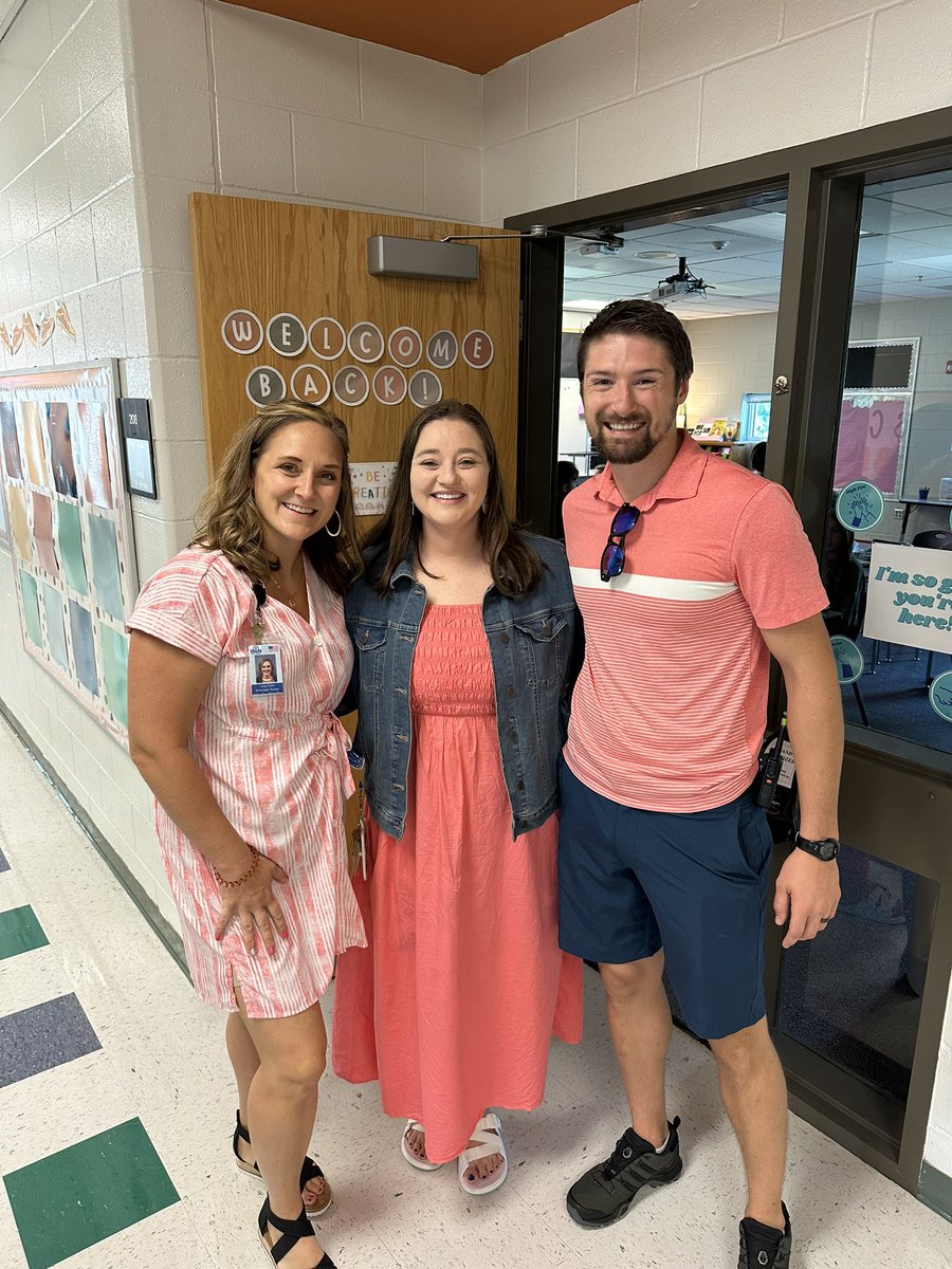 LillianSchuElem's tweet photo. Seems there was a pink and green trend at Schumacher today! #LPSFirstDay23 https://t.co/q8irYq3dZN