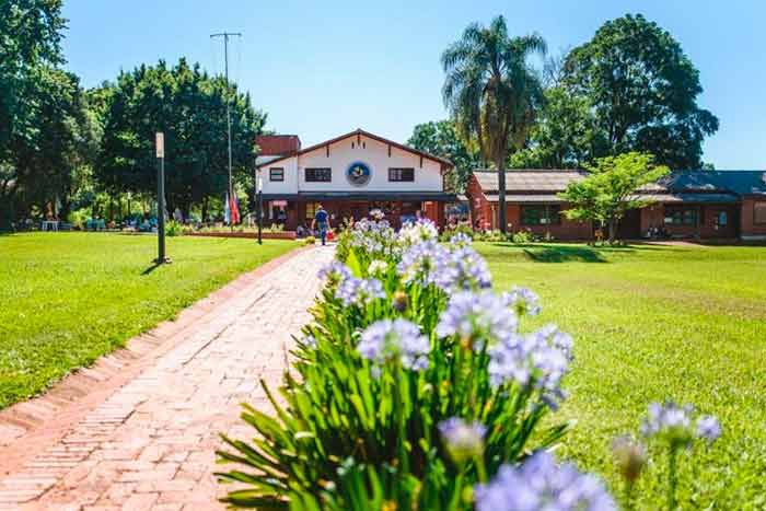 gui10road's tweet photo. El Instituto Línea Cuchilla surgió por la demanda de inmigrantes, sobre todo suizos, que necesitaban que sus hijos tuvieran educación secundaria. Un emblema de la educación de la provincia con formación técnica, agrotécnica y turismo de la región https://t.co/oDDJ5Bh31j