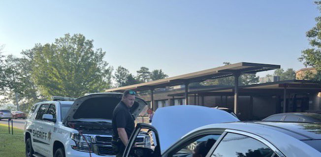 pleasantgrovees's tweet image. We appreciate our SRO and PGES parents! Today, one of our wonderful parents, Ms. DuBose, flew into action to help Officer King with a stalled car. Last week, another excellent parent, Ms. Dean, delivered cases of water for the car line workers! #PGSTRONG