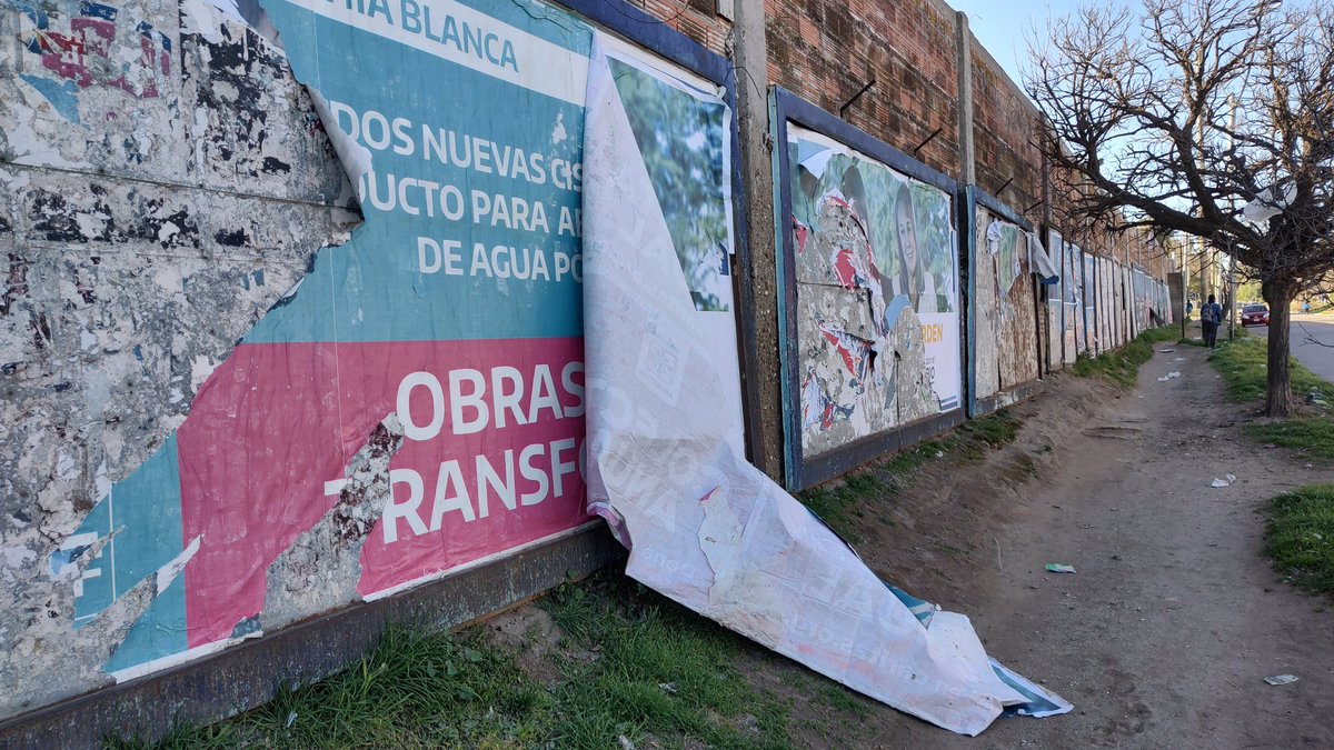 libercoli's tweet photo. Este tipo de cartelería en la vía pública es anacrónico, sucio, tienen un impacto visual negativo y son una fuente de basura urbana. Nadie se hace cargo de la limpieza una vez finalizado el tiempo de los anuncios. Los trozos de papel vuelan por veredas y calles afeando los 🧵 https://t.co/zyLZjrBiEf