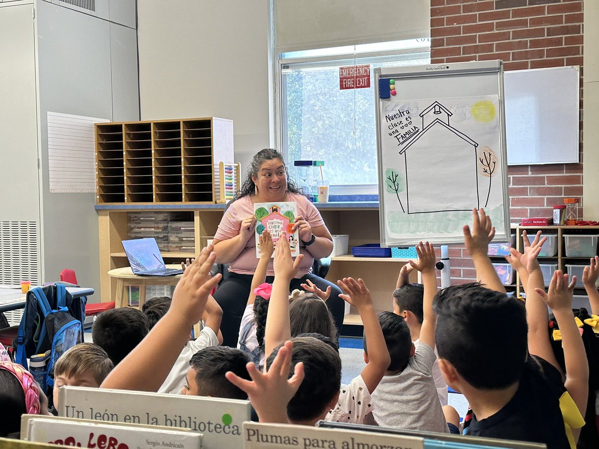 In the first hour of the first day, this dual kinder class played with playdough AND read their first read aloud. Pretty perfect start. 

¿Quién ama los libros?  🙌 ❤️

#d100inspires #d100inspira #teampershing <a href="/_MrsMaldonado_/">Yessenia Maldonado</a>