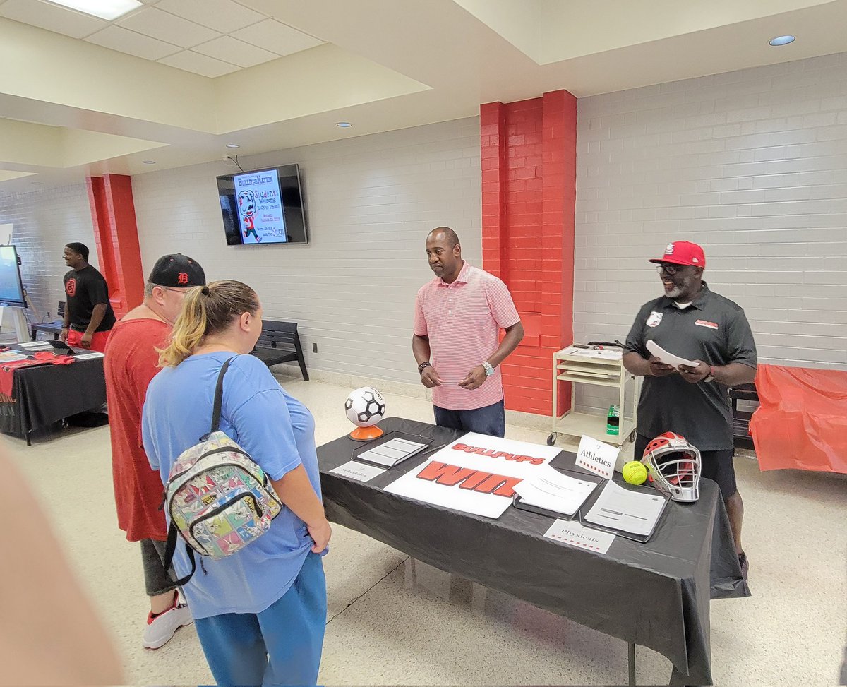 ckennedync's tweet photo. Next stop on the #OpenHouseSzn tour is @TMSPUPS and the place was PACKED! So much excitement for a great school year ahead! #GraduateThomasville #TCSOnTheMove https://t.co/PYYwj8Noxh