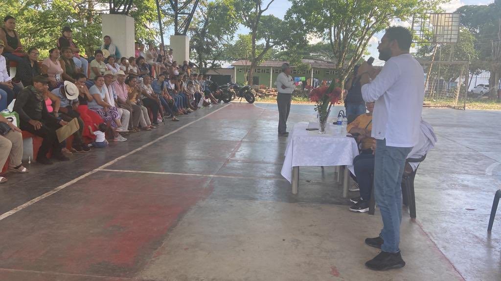 Hoy en #Doncello, conversamos con 90 víctimas del conflicto, líderes de DD.HH y juntas de acción comunal. 

Escuchamos, compartimos y nos comprometimos a articular con las entidades del #GobiernoDelCambio para dar soluciones concretas y construir La Paz desde los territorios.