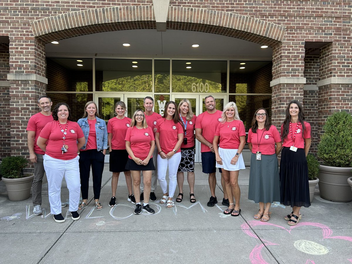 KlostermanMegan's tweet photo. Dream team! 6th grade had a great first day @IHMiddle #ihpromise https://t.co/jPZtewtJvF