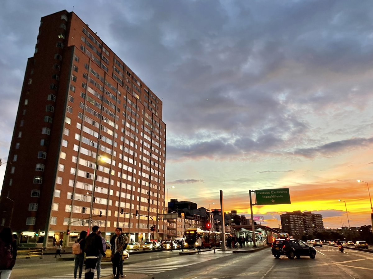 Javi_FernandezB's tweet photo. Cómo no amarte #Bogotá  del alma mía 🥰¡ jamás dejarás de sorprenderme!
#Teamobogota #atardecer https://t.co/q0h5UAMVxK