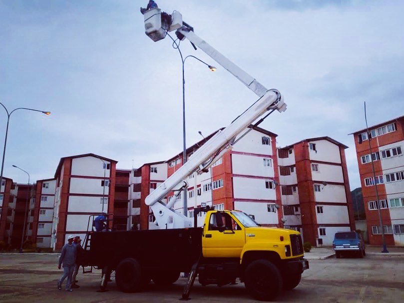 ¡Saludos cordiales! 

Gracias a nuestro Pdte. <a href="/NicolasMaduro/">Nicolás Maduro</a> y nuestro Gob. <a href="/rafaellacava10/">Rafael Lacava</a>, en una primera etapa de optimización del alumbrado público en la comunidad de Haras Morgan, inicia la instalación de 20 luminarias LED. ¡Seguimos trabajando! 

#ConsensoPorElBienestar