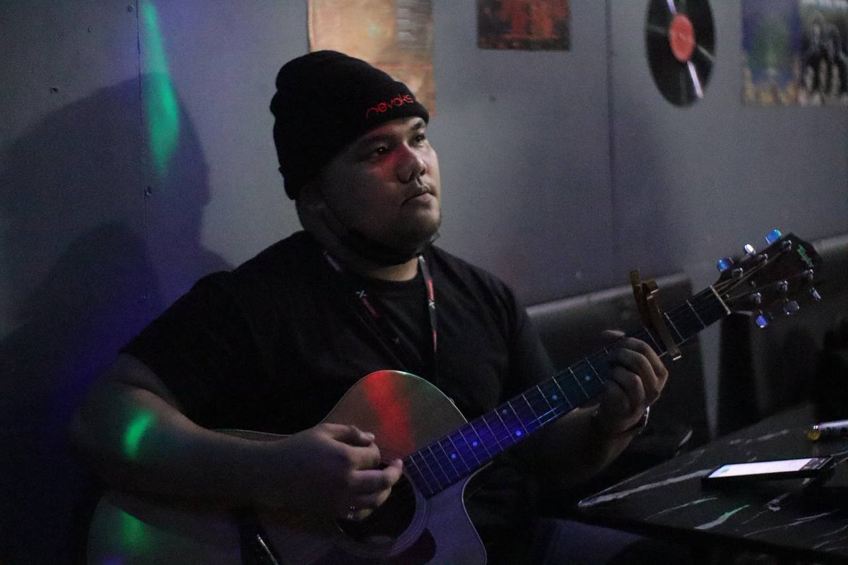 _puneyta's tweet image. Una, si Elias. Ngayon naman, ikaw.

Kelangan ko maging matatag. Nagiging okay na ko eh, ayoko nang bumalik dun. Sana sinagad ko na rin lahat lahat ng kaya kong gawin para ilabas ka din dun, tol. Sorry, sobrang sorry.

Jethro, maraming salamat. Mahal na mahal kita.