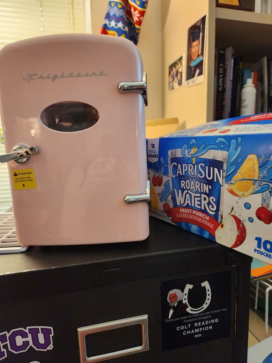 BeckhamReads's tweet photo. Finish your MAP test, enjoy a @CapriSun . This is how we get it done! @SHMS_Colts #8thgrade https://t.co/NSLeYeu6Hc