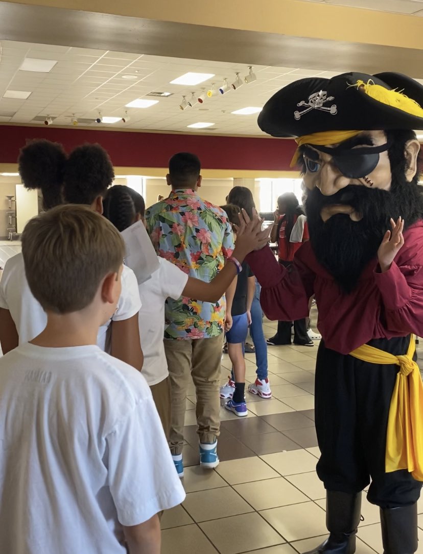msgonzalesj's tweet photo. Look who showed up to welcome our 6th graders to @Arnold_Middle Buc Camp! #CFISDspirit #nowbeforenext #TheresnoplacelikeArnold @CyFairISD https://t.co/bLfJlgDoiA