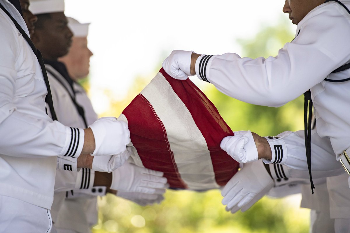 The #NavyCeremonialGuard pays tribute to #heroes of #WWII and the #KoreanWar, who fought bravely and sacrificed greatly for our nation and our allies. We salute #PettyOfficer 3rd Class Ernest Barchers Jr., who was inurned with his wife of 72 years at #ArlingtonNationalCemetery
