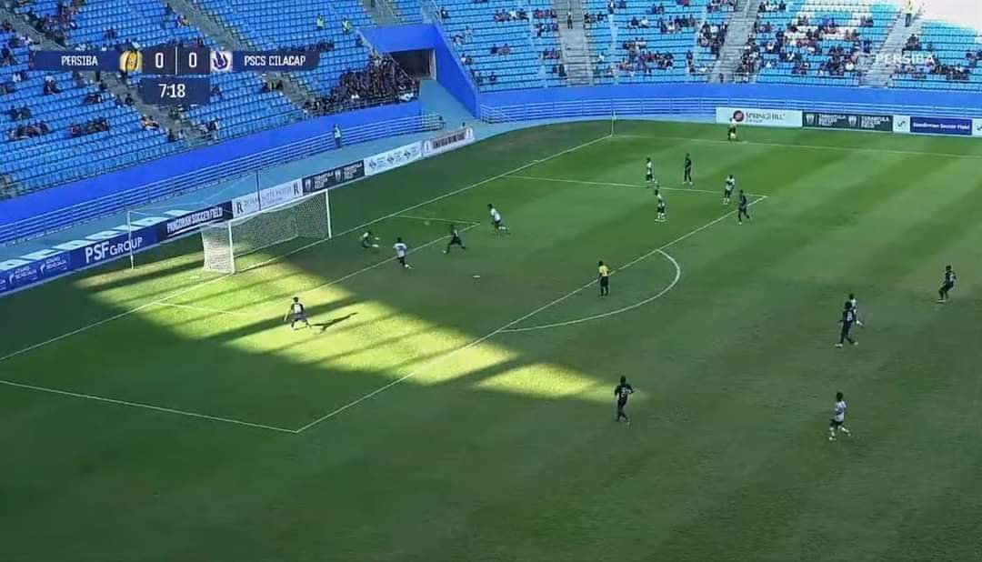 Bali_Football's tweet photo. Stadion Batakan cakep banget, vibesnya berasa di stadion-stadion Eropa dengan jarak tribun dan lapangan yang sangat dekat tanpa pagar pembatas yang berlebihan.

Timnas Indonesia gak pengen coba main disini kah pas FIFA matchday bulan depan? 😅 https://t.co/ySi2aOWXn5