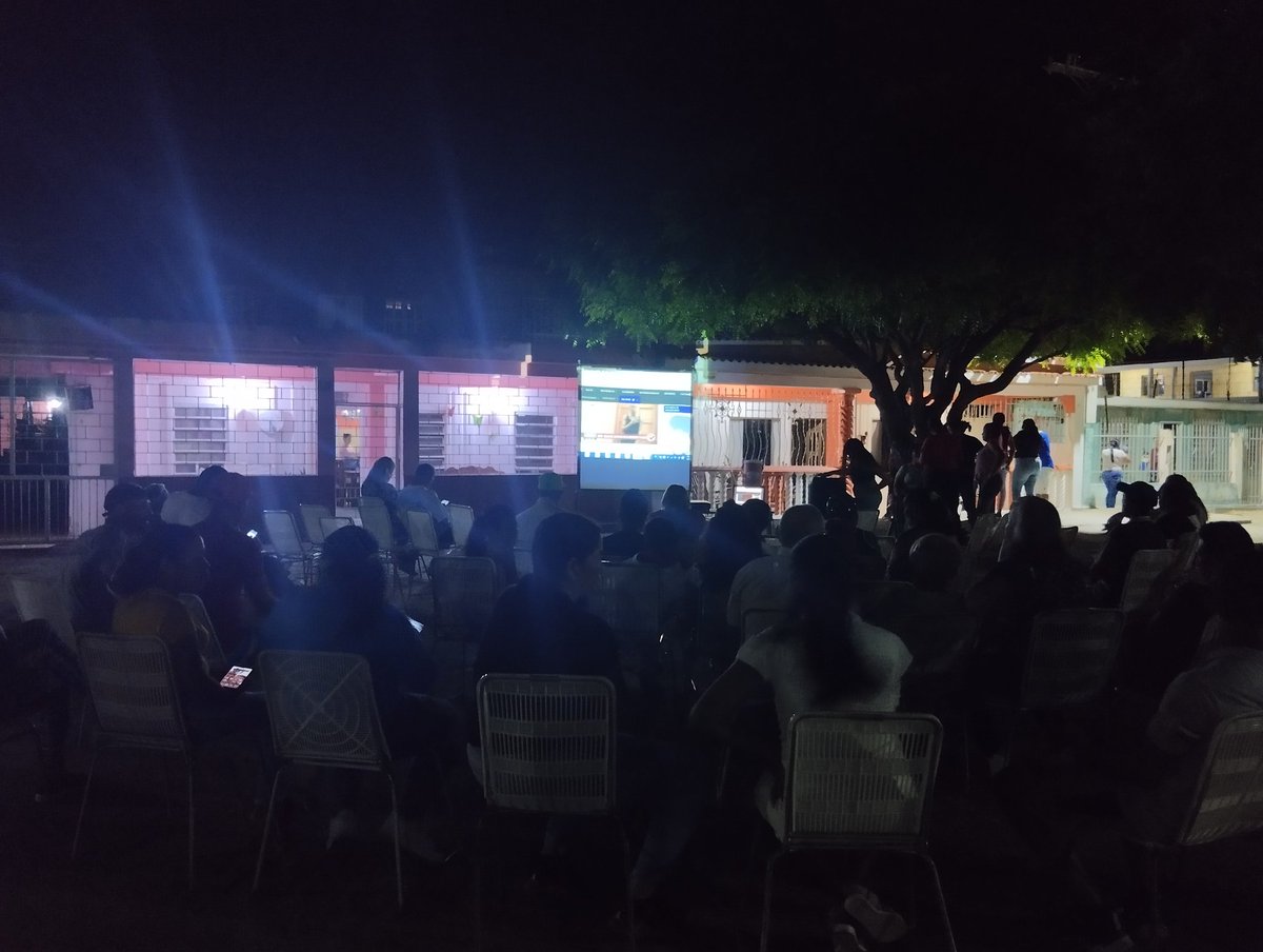 <a href="/ConElMazoDando/">Con el Mazo Dando</a> desde Juan José Mora, parroquia Morón, 🚩 específicamente desde la Comunidad de Barrió Coro, todos activos y activas esperando nuestro programa de todos los miércoles! #ConElMazoDando <a href="/Alirio10sanchez/">Alirio Sánchez</a> <a href="/dcabellor/">Diosdado Cabello R</a> <a href="/Eilemspsuv/">𝕷𝖆𝖚𝖗𝖆 𝕰𝖎𝖑𝖊𝖒𝖘</a> <a href="/Elhijodefina/">SamiMartinez Oficial</a> Siempre en vanguardia!