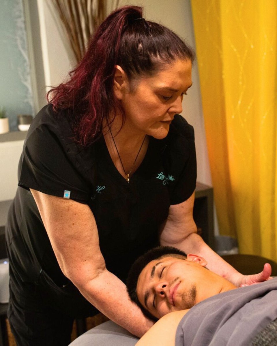 theclarendonphx's tweet photo. Hey Lazy Bee! Wednesdays were made for you 🐝✨
Snag some R&R before the end of summer with these specials!
P.S. Locals get 20% off all spa services and access to our fitness center & pool 🏊♀️
Book today ⤵️
https://t.co/o7tOwvFf6q
#SpaDeals #MidtownPhoenix #MyPHX #LocalFirstAZ https://t.co/o3xPYNsPJ2