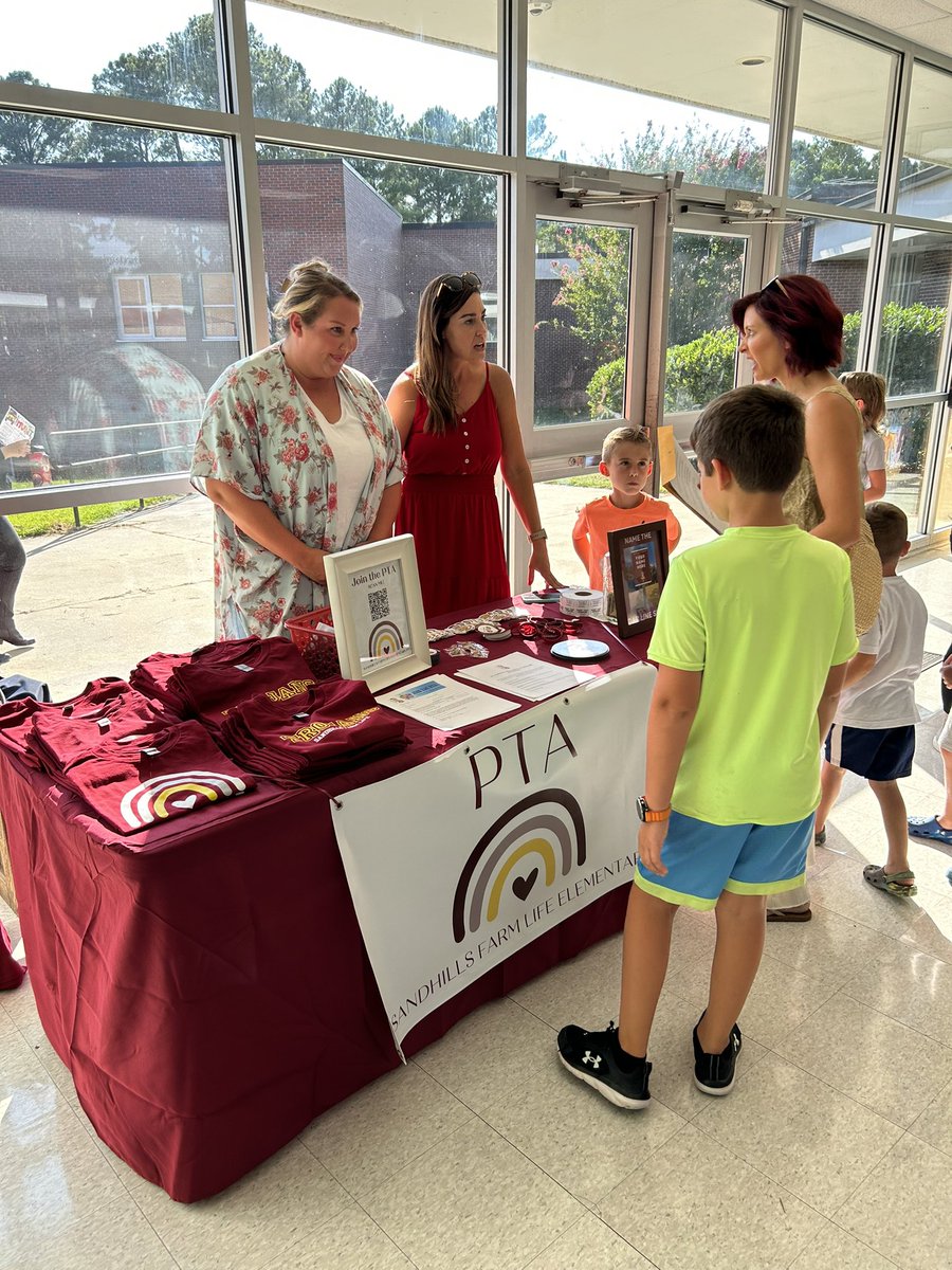 sfltrojans's tweet photo. Such happy faces tonight at our Back to School Night! We are ready to "Enjoy the Ride" with the best year yet! #trojanstogether https://t.co/cEKalznznA