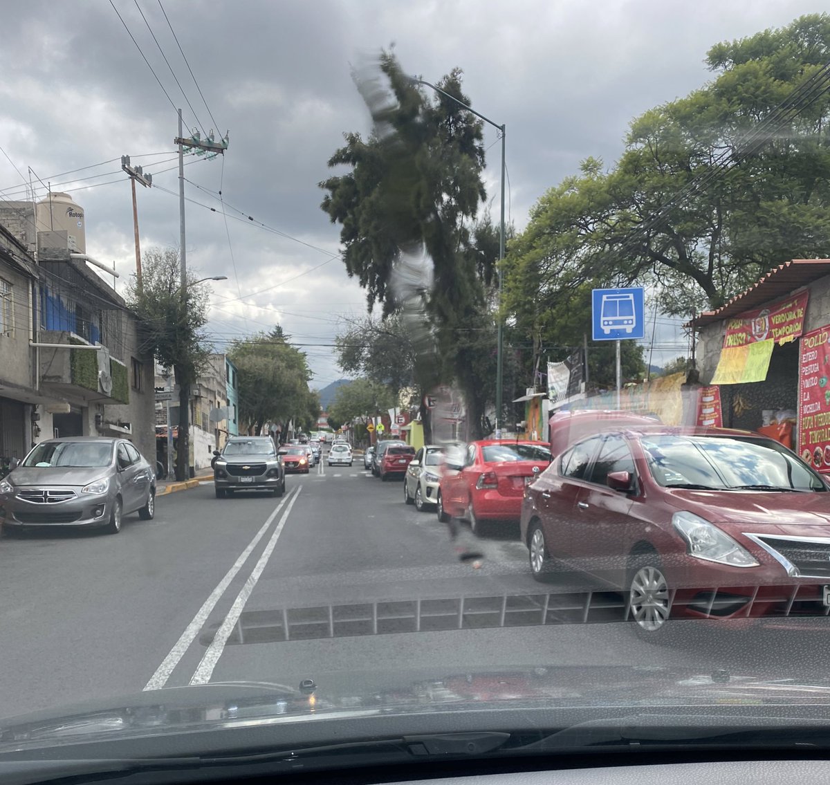 Maripazesparza's tweet photo. @UCS_GCDMX @C5_CDMX @ALaMagdalenaC @OVIALCDMX @Luis_GQM pido su apoyo para atender a los carros que se encuentran estacionados en lugares NO Permitidos en avenida Emiliano Zapata entre ferrocarril de Cuernavaca y Naranjos. No permiten que ambos sentidos circulen con fluidez. https://t.co/a6tk4hudIb