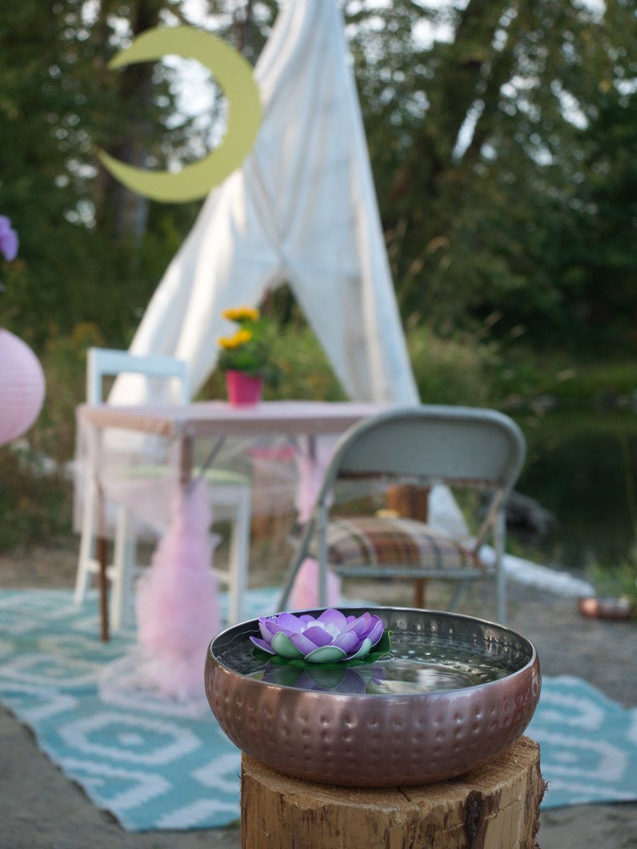 OrcaCoveMedia's tweet image. Shooting a romantic night scene with Tatyana Baptiste as Jinny, Joshua Odjick as Riley, and our fabulous director Darrell Dennis 🌙🌸

Images by Gavin Andrews movingimagery.ca

#SweetSummerPowWow
#IndigenousMedia 
#IndigenousCast