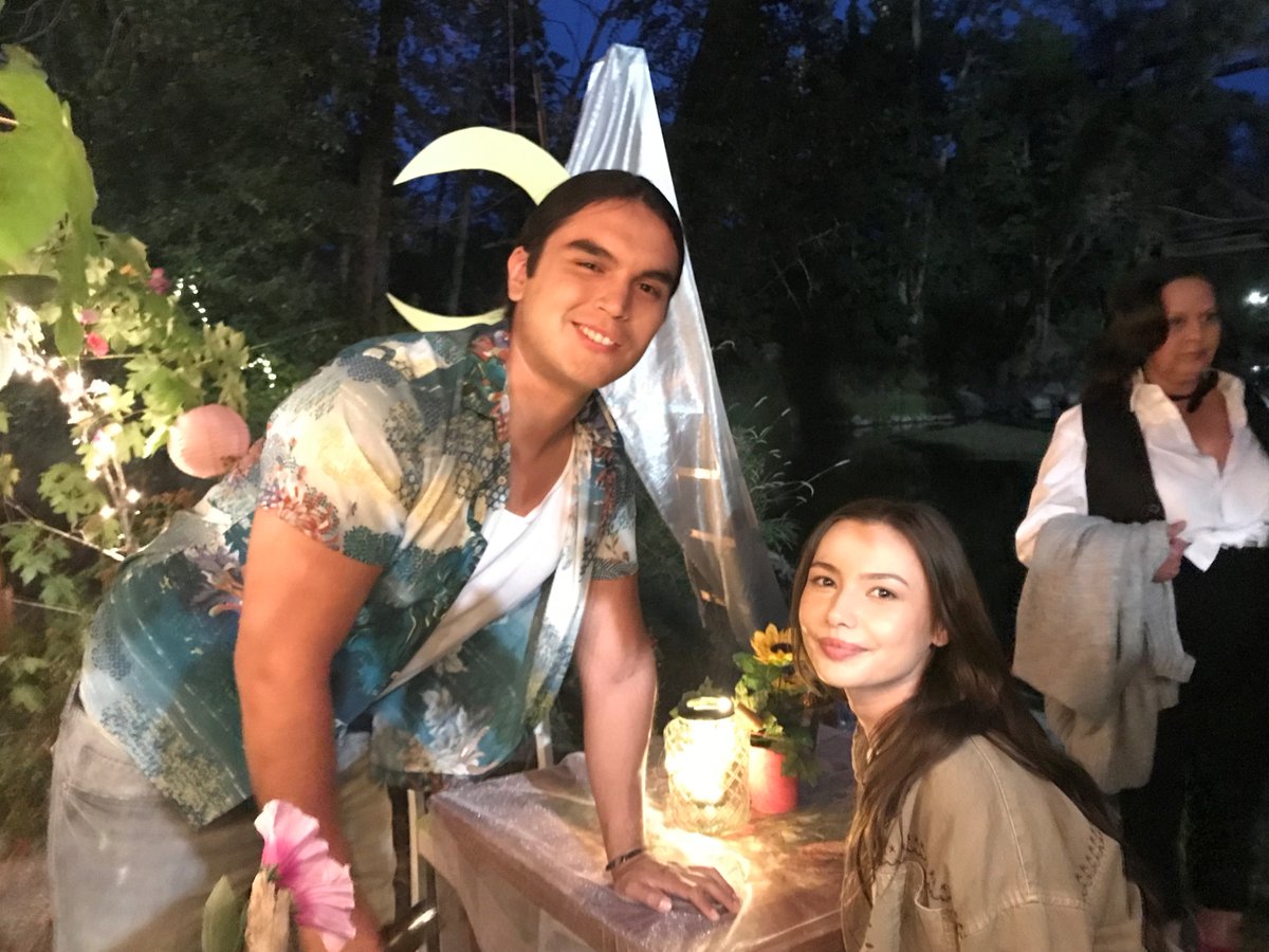 OrcaCoveMedia's tweet image. Shooting a romantic night scene with Tatyana Baptiste as Jinny, Joshua Odjick as Riley, and our fabulous director Darrell Dennis 🌙🌸

Images by Gavin Andrews movingimagery.ca

#SweetSummerPowWow
#IndigenousMedia 
#IndigenousCast
