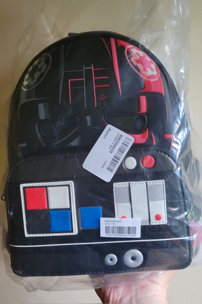 ImpHolocron's tweet photo. What I ordered vs what I got. Amazon can't tell the difference between an AT-AT Driver and TIE Pilot either apparently.
#StarWars #shippingfail https://t.co/dHIo5YZGAz