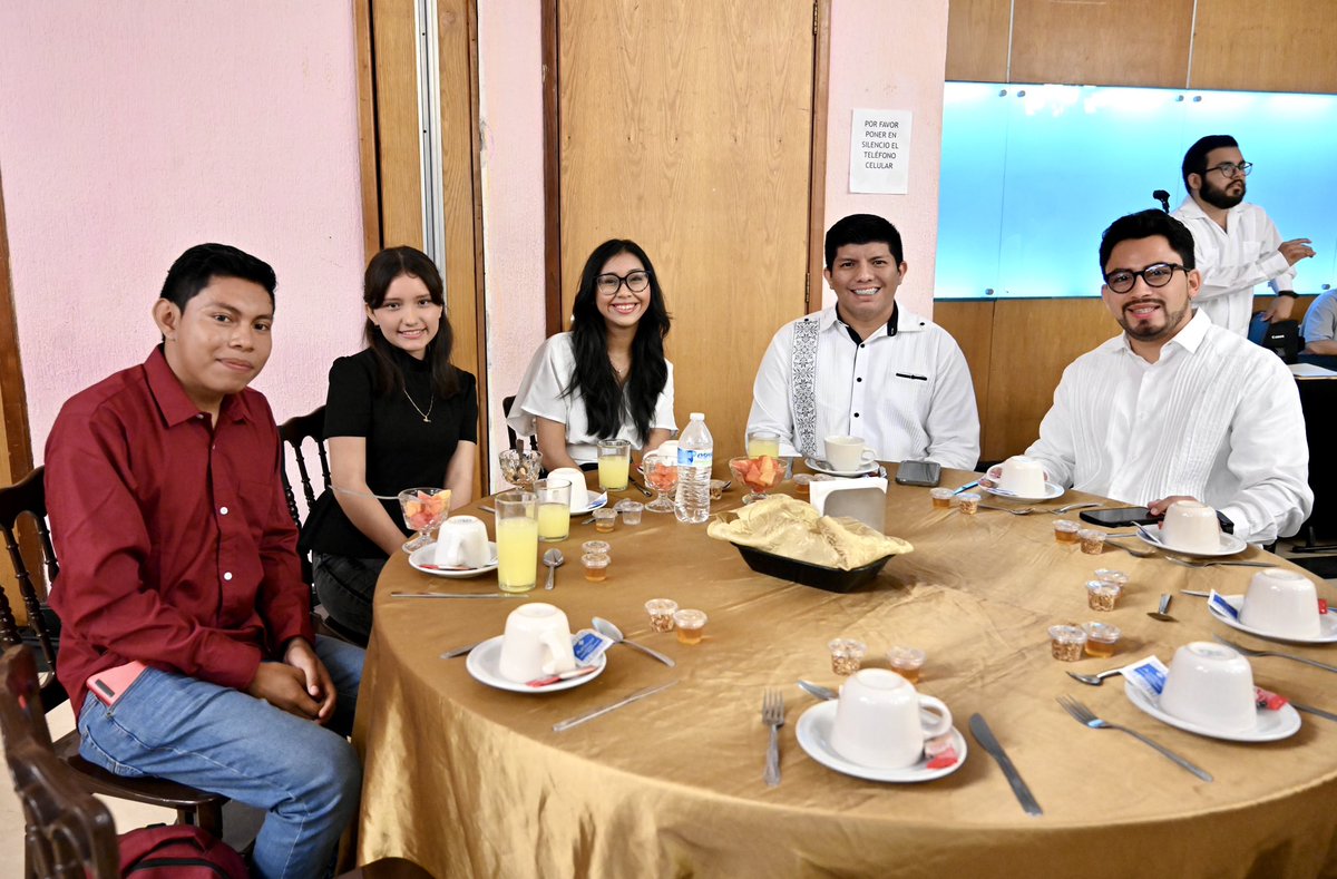 LegislaturaCamp's tweet photo. #64LegislaturaCam | Previo a la Instalación del #ParlamentoJuvenil2023, las y los parlamentarios juveniles convivieron en un desayuno con autoridades. https://t.co/9oseMobq6t