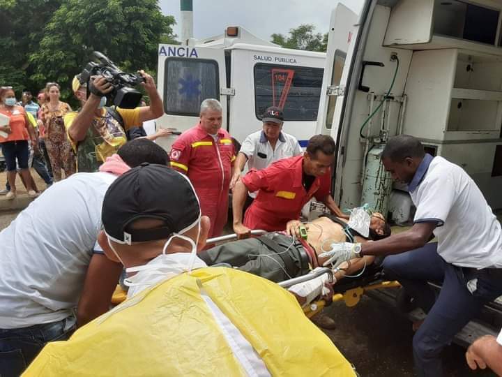SaludGuantanamo's tweet photo. Hoy ,El SIUM GUANTANAMO Equipo # 4 conjunto a las Cruz Roja en  rescate y traslado de los lesionados de accidente masivo ,ocurrido en la Loma de Mariana en el  municipio San Antonio del Sur, habían implicados 22 pacientes dentro de ellos una niña de 10 años @p https://t.co/IeV5mtjVUx