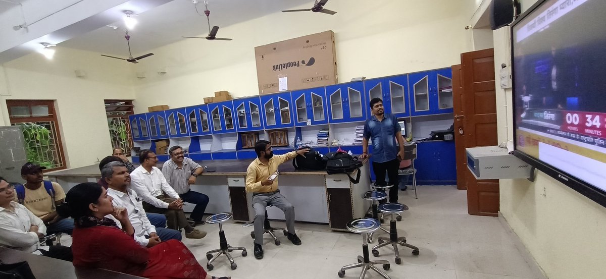 NssLnd's tweet photo. Faculties watching live streaming of Chandrayan-3 landing on the south pole of moon.
@_NSSIndia 
@BiharEducation_ 
@ArtCultureYouth 
@ConnectingNss 
@YASMinistry 
@NSSRDPATNA 
@EduMinOfIndia 
@NssBrabu 
#Chandrayaan3Success https://t.co/3EZ2QkdhXb