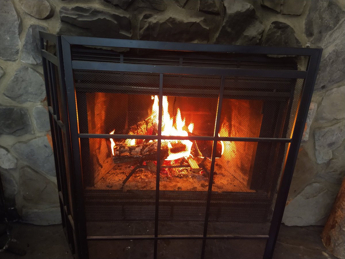 kitteridge_lisa's tweet photo. When the rain follows you from the 🇬🇧 to 🇨🇦 and temperatures drop as low as 4°c you need a contingency.
#smores
#summer
#woodburner
#wrongclothes https://t.co/gTXH8T9GLL
