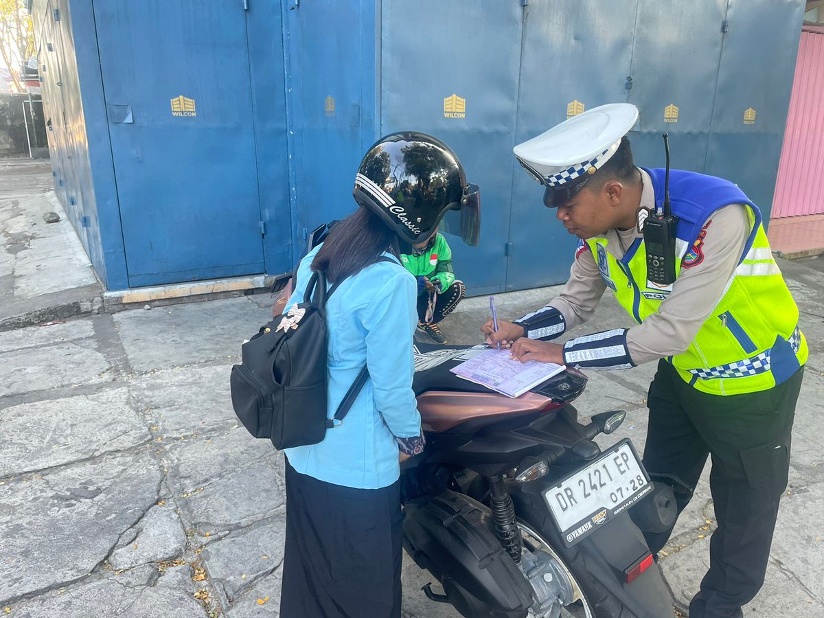 Salah satu cara mencintai anak kita adalah dengan tidak membiarkannya melanggar aturan berlalu lintas. Pastikan sudah punya SIM, surat kendaraannya lengkap dan telah bayar pajak kendaraan, serta mematuhi rambu - rambu lalu lintas.

#ditlantaspoldantb