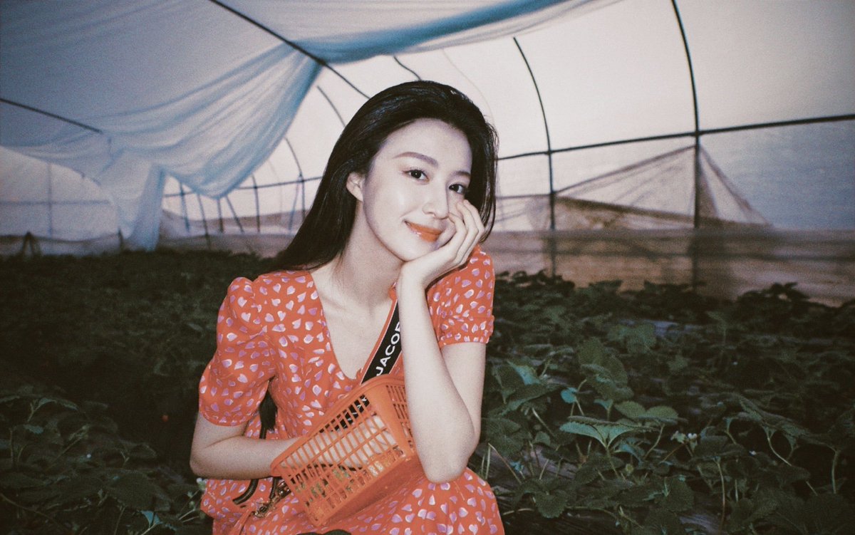 jeanaalice_chu's tweet photo. Pick strawberries 🍓
#WangChuran #王楚然 #chineseactor #chineseactress #photoshoot #beauty
#model #chinese #cdrama #HaveaCrushonYou #thelongestpromise #royalfeast #challengesatmidlife #fireworksofmyheart https://t.co/pxCvENPU4j