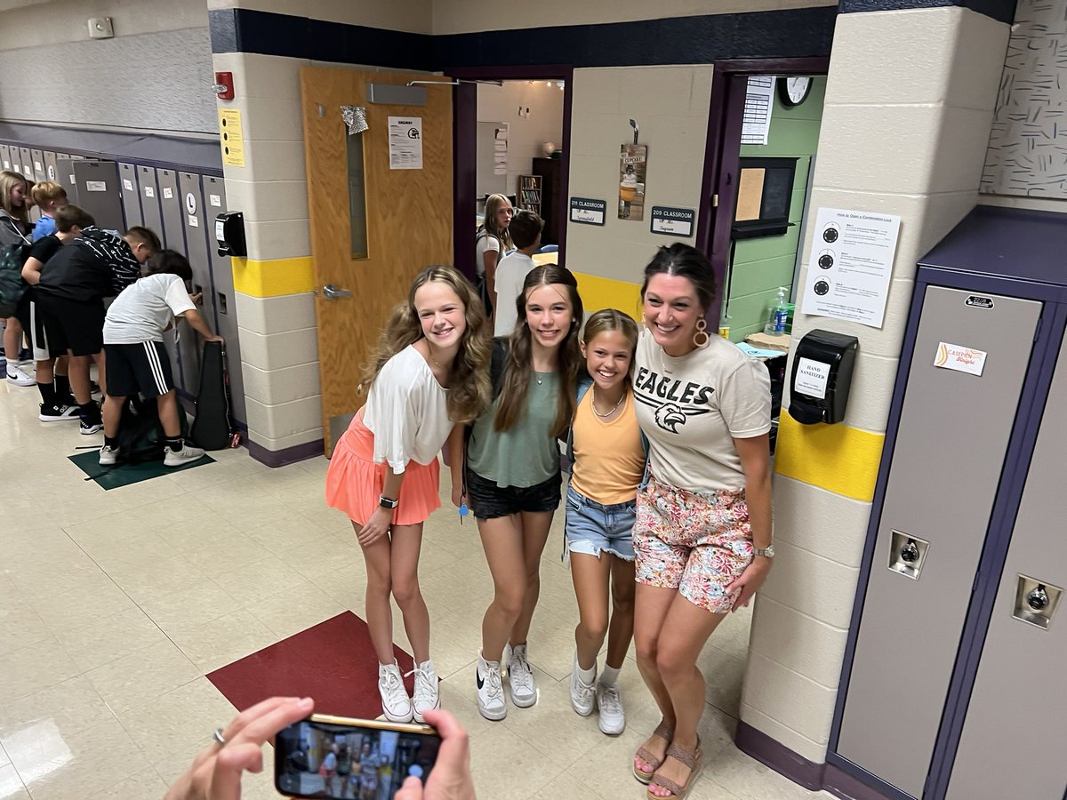 JillEMullen's tweet photo. So many amazing faces today at SVMS! Happy first day of school! 💛🦅@SVMSEagles #LPSFirstDay23 https://t.co/IQLYQEV21Z