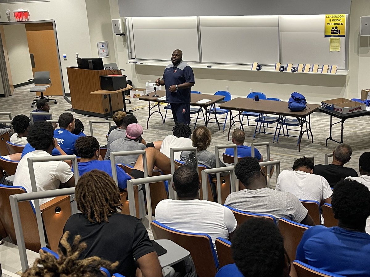 tompince's tweet photo. This guy @MR_BEGREAT52 came back to his alma mater to talk about leadership and being great. 

Listen to the big man @ccsu_fb and @CCSUBlueDevils, trust me, we’ve rarely had a stronger leader wear the blue and white!  🔵😈🏈

Together, as we always do!

#GoBlueDevils https://t.co/spHZEy1wde