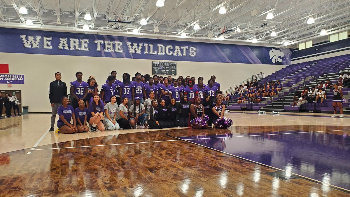 CoachCollins8's tweet photo. Our 1st Meet the Wildcats night was a success!! Kudos to @Coach_RobMurphy was this initiative ππΎ We look forward to more collaboration this year!!π #protecttheH #wildcatnation #HumbleProud #morein24 #hhsnextlevel https://t.co/MHfegSio6E