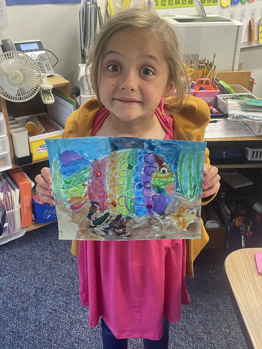Learning to share and be kind to friends in 1st grade by creating our own Rainbow Fish. #WeAreEddins #LegacyLife #eddinselem <a href="/EddinsElem/">Eddins Elementary</a>