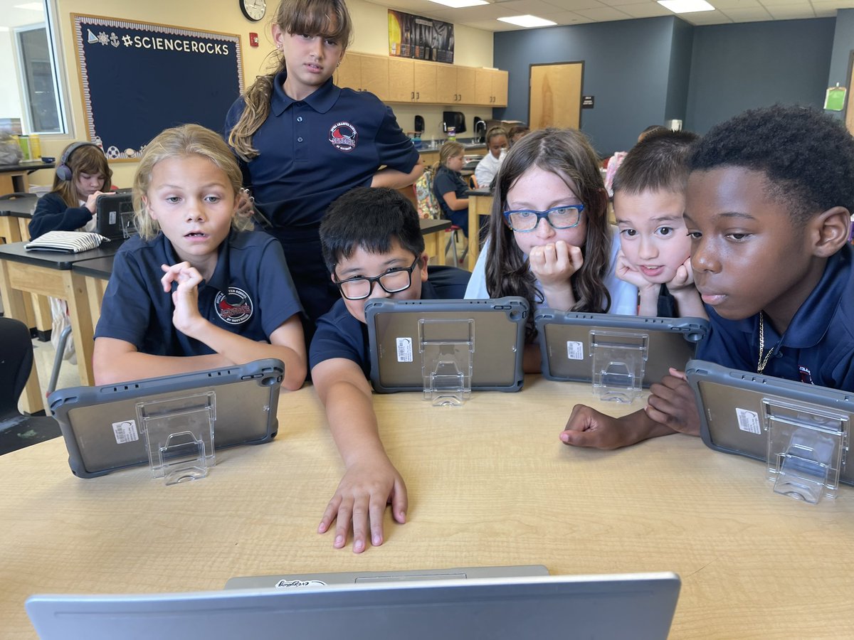 1jetsfanlc's tweet photo. I love my small groups in science! Engaging, content filled and higher order thinking! @nearpod for the win! #crazyaboutscience @DCSSouthside https://t.co/RFgzdTFWBM