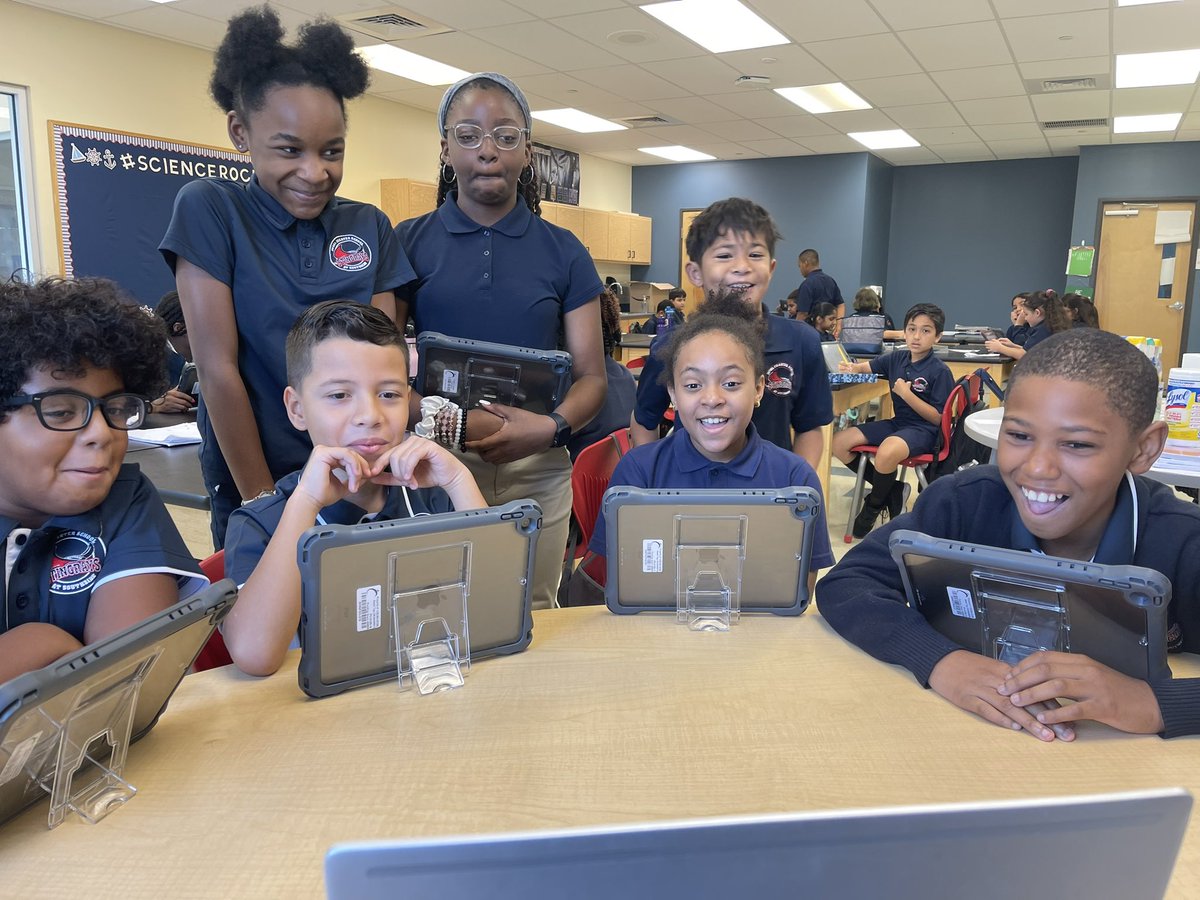 1jetsfanlc's tweet photo. I love my small groups in science! Engaging, content filled and higher order thinking! @nearpod for the win! #crazyaboutscience @DCSSouthside https://t.co/RFgzdTFWBM
