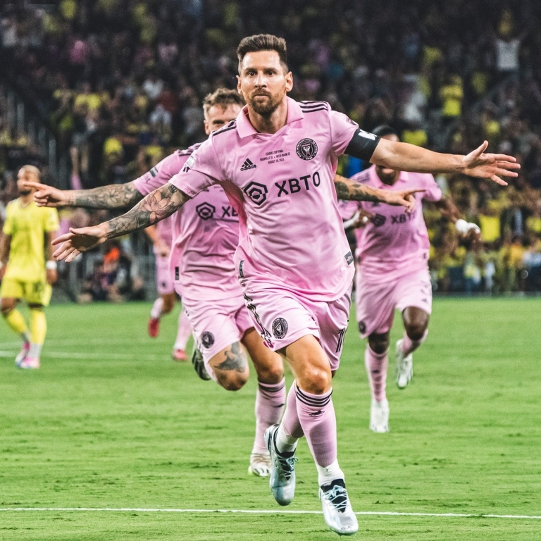 InvictosSomos's tweet photo. Lionel Messi con el Inter Miami:

➤ vs Cruz Azul: GOL.
➤ vs Atlanta: DOBLETE + ASISTENCIA.
➤ vs Orlando: DOBLETE.
➤ vs Dalas: DOBLETE.
➤ vs Charlotte: GOL.
➤ vs Philadelphia: GOL.
➤ vs Nashville: GOL + TÍTULO. 
➤ vs Cincinnati: ASISTENCIA.

Lleva ¡¡10 GOLES + 2 ASISTENCIAS + 1 TITULO!! en 8 partidos disputados.

Participación en al menos en gol en todos sus juegos.

Y llegando al peor equipo de la MLS. 

DEMENCIAL.