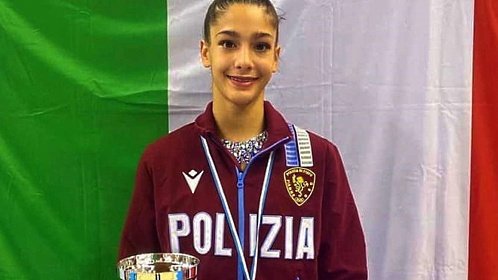 poliziadistato's tweet photo. #CampionatidelMondo 🌍 #GinnasticaRitmica 🤸‍♀️ #Valencia2023 doppio argento 🥈🥈per la poliziotta delle #Fiammeoro 👮🏻‍♀️ #SofiaRaffaeli che si piazza sul secondo gradino del podio iridato nelle finali individuali di cerchio e palla sempre dietro alla tedesca Daja Varfolomeev 🇮🇹💪👏👏 https://t.co/mEetXPnXYS