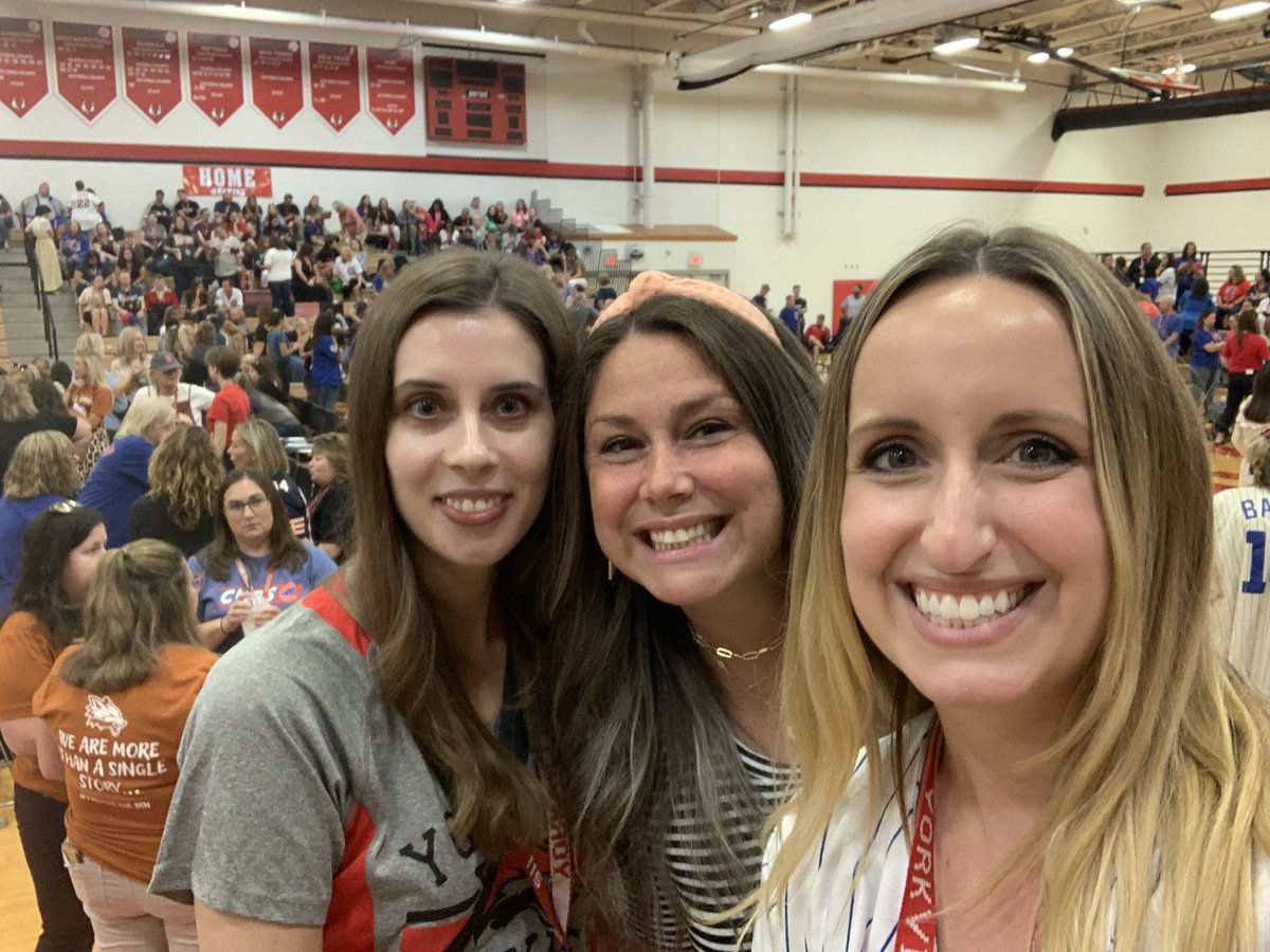 K3withMrsB's tweet photo. So many smiles in Yorkville the last few days!! We can’t wait for our kiddos to walk through our doors tomorrow. 🦊☀️🌈 We love BGS and YGS!!!
@thehaf4 @BGSFOXPrincipal @MrsGunlock_3 @KavitaMahendra2 @mercurio_kelly @Yorkville115 https://t.co/WbaCyek8cH