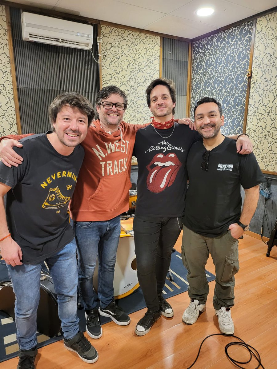 tiagogalindez's tweet photo. Se viene algo hermoso y cuento con mis viejos amigos para ponerle música. ✨
Hoy, volvió #RaviSup y lo que nos une sigue intacto, "estremeciéndome, tan igual como ayer".
Gracias @LeidiJulio, @facus y Fer por este momento!!
❤️ https://t.co/QoXejTwggO