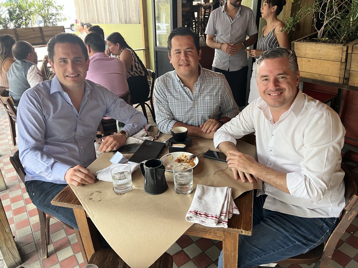 Un gusto compartir el café con <a href="/ArmandoCSalazar/">Armando Castaño 🇲🇽</a> y <a href="/pimiientapepe/">Pepe Pimienta</a>, presidente y vicepresidente de <a href="/CoparmexJoven/">Empresarios Jóvenes Coparmex Jalisco</a>. Jóvenes con muy buenas ideas para este sector empresarial, cuenta con todo mi apoyo y respaldo, debemos seguir teniendo como prioridad el crecimiento económico de