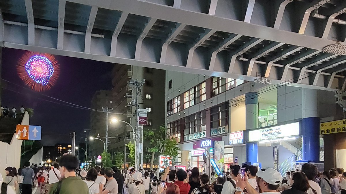 cc_main_media's tweet photo. 1/3

　◆　MSチーム

　今年はコロナ終息し、約4年ぶりに花火大会が実施されました。
　我々メインも、各イベントへ誘導スタッフを提供させていただきました。
　
　駅構内やコンコースで、大きな声と身振り手振りで、お客様を誘導し
　鉄道を安全に利用いただく、お手伝いをさせていただきました。 https://t.co/CgvBz47AEp
