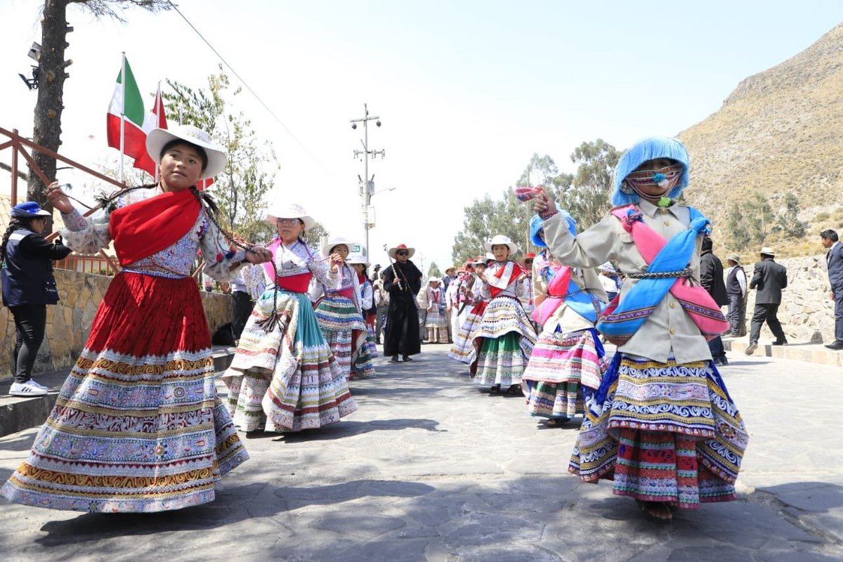 MINCETUR's tweet photo. “#Yanque es una localidad muy importante dentro de #Arequipa por su atractivo arqueológico, cultural y paisajístico. Esta distinción nos permitirá articular esfuerzos para mejorar sus condiciones y ubicarlo dentro de los principales destinos del país”, destacó @MadeleineBurnsV. https://t.co/6F3OgYQqiL