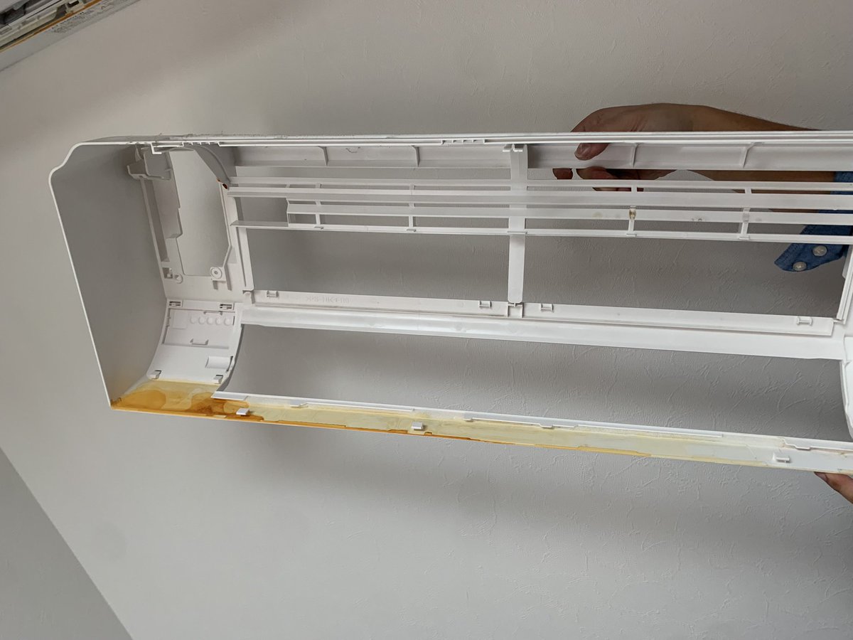 sekkotuinmm's tweet photo. シャープのエアコン不具合多すぎ。
1年目は半年で内部のサビ、水垂れでクロス全滅(エアコン本体も交換)
写真1.2枚目

2年目の今年は本体交換したのに謎の音が発生して冷えなくなり1週間リビング常に30℃超え
3枚目動画

こっちに落ち度がなければ
エアコン使えない期間のお詫びの品くらい欲しい😂 https://t.co/JJHrP9RNB2