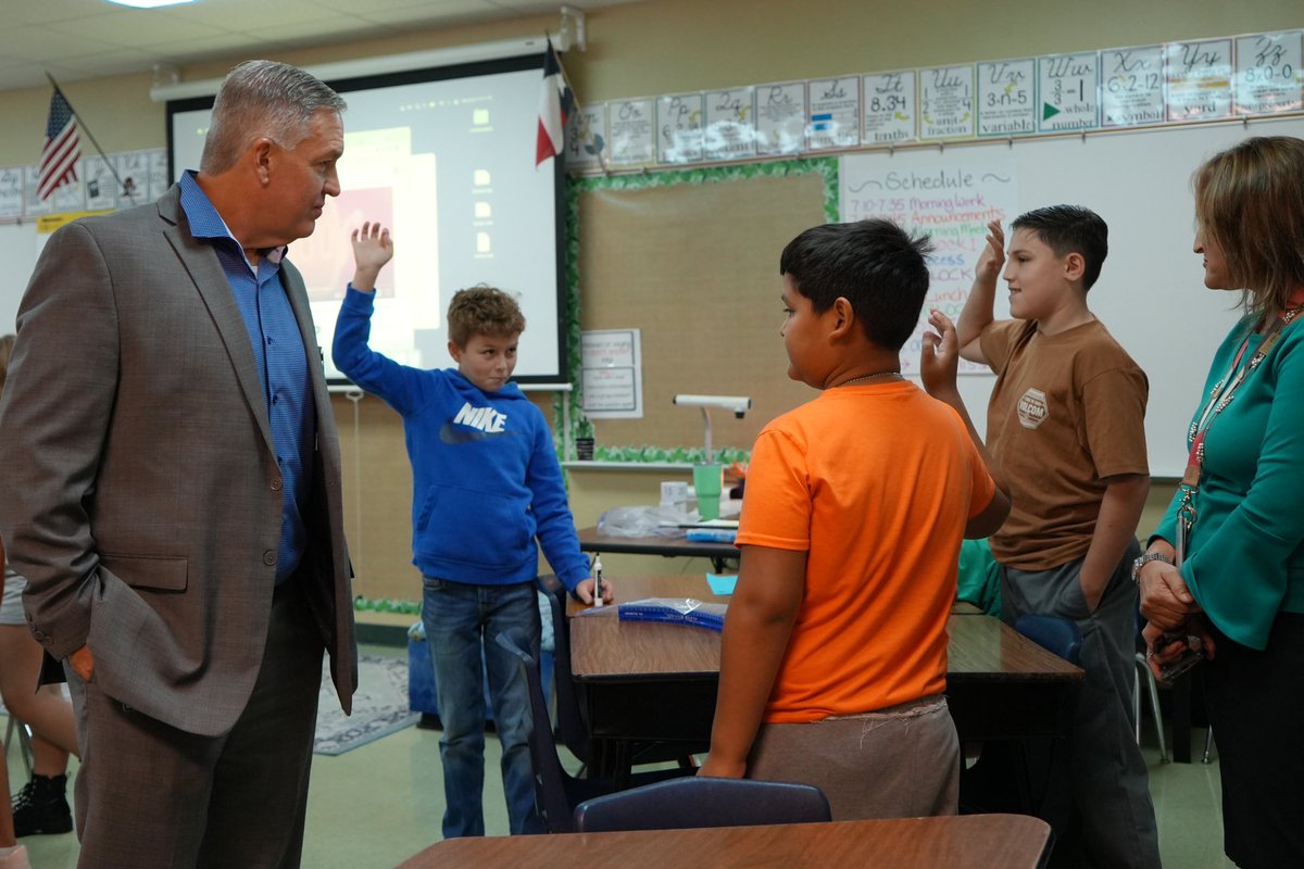 DrChapmanCISD's tweet photo. Wednesday Walks began today. It felt so good to be in the classroom to watch our teachers and students thrive. Lots of amazing things happening in #Comalisd. #growinggreatness #todayincomal #togetherwethrive https://t.co/ch824FZV62