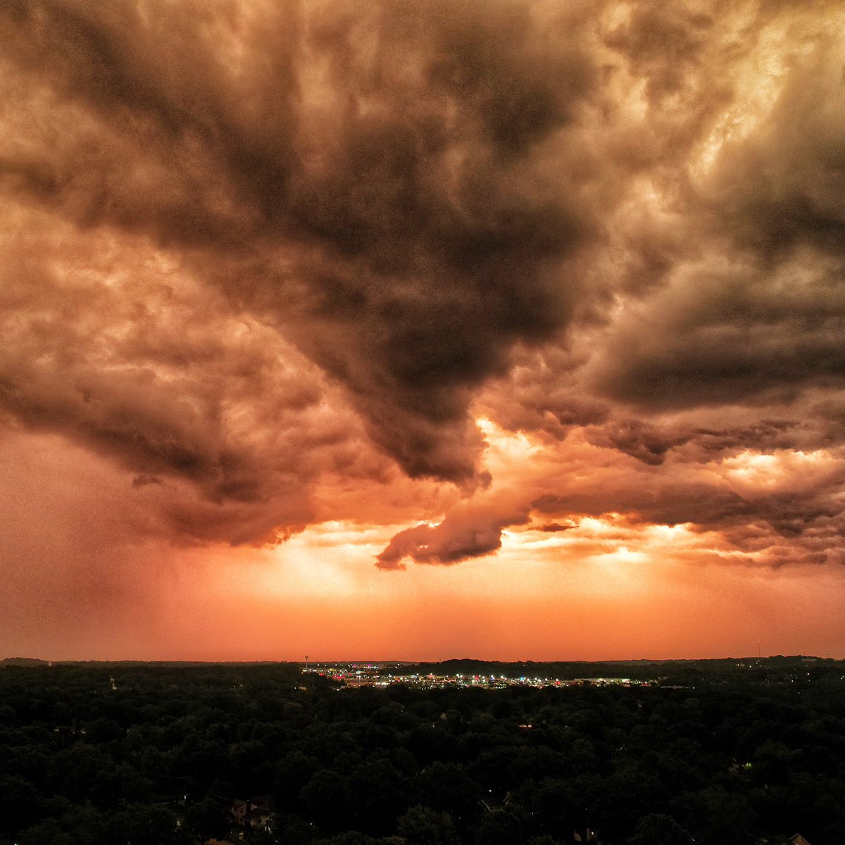 Incoming storm in cuyahoga falls @wkycweather @WEWS @MoonMan330 shot with #mavicair2s