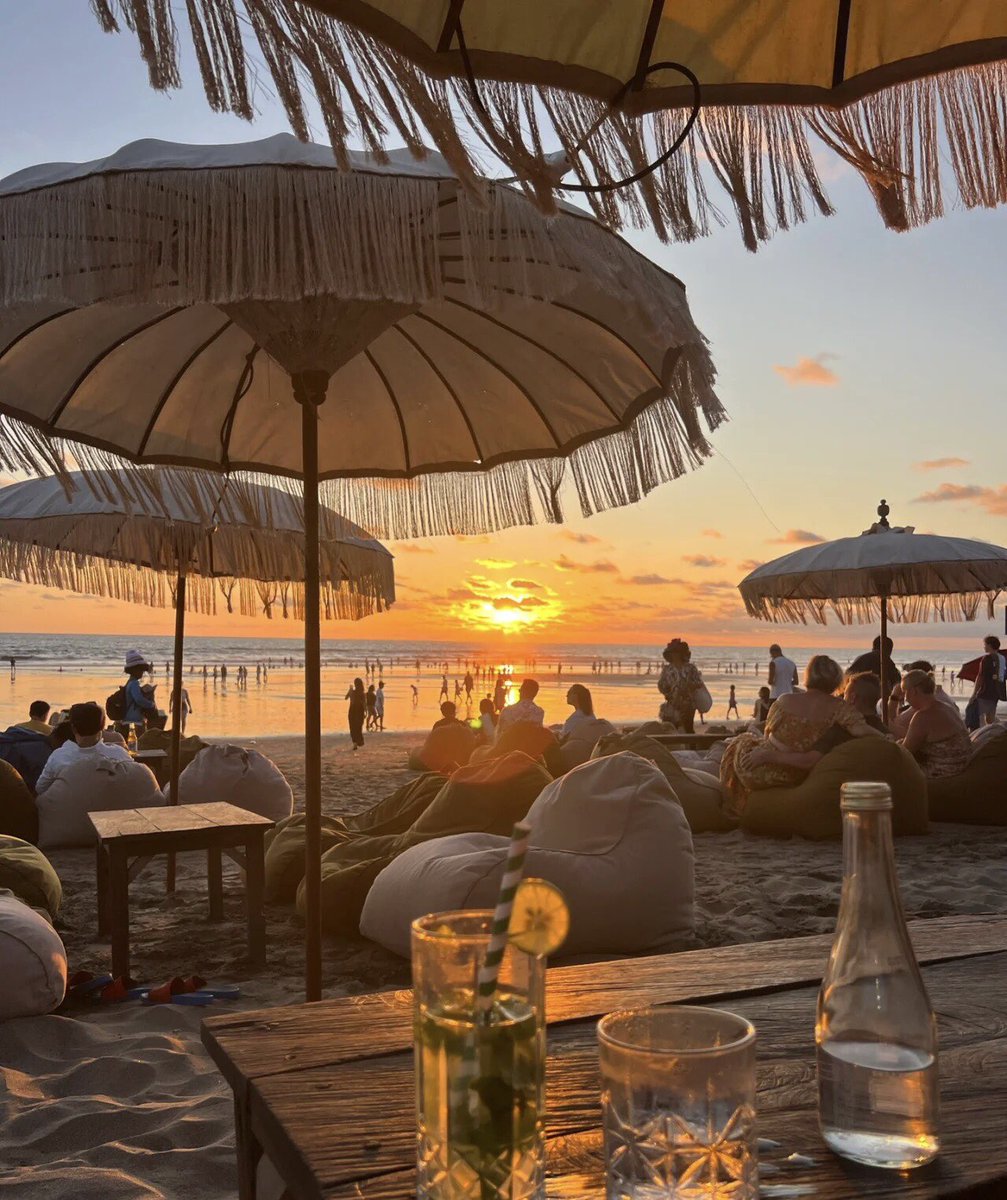 Coffee5White's tweet photo. When you are in a bad mood, come to the seaside for a walk, blow the sea breeze and watch the sunset🥰 https://t.co/KEK068MBOK