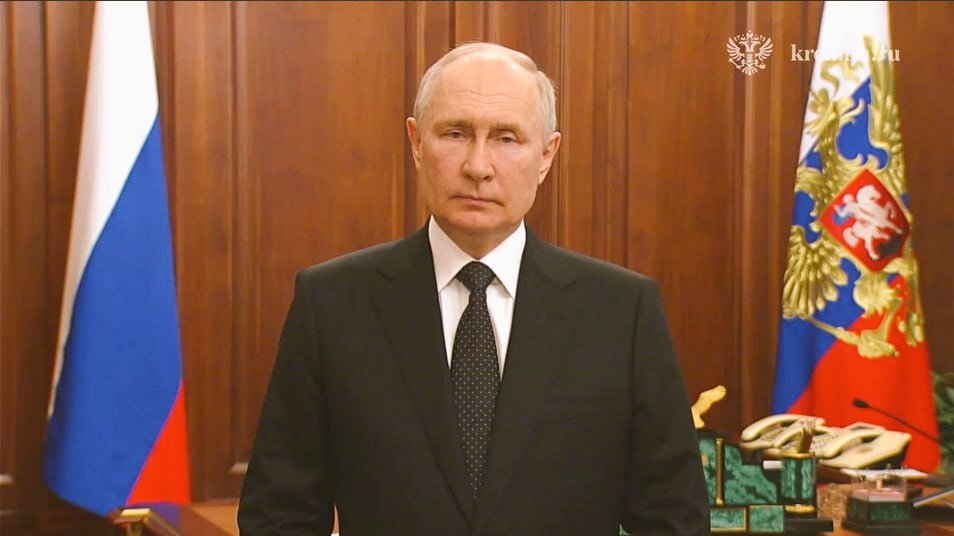 amir_nourdine's tweet photo. 🔴🟢Vous voulez comprendre Vladimir Vladimirovitch Poutine. Pas besoin d'essayer d'entrer dans sa tête.
Voici sa feuille de route !

- Il travaille pour la sauvegarde de la sainte Russie🇷🇺.
- Il respecte les lois de sa foi, de son pays, du droit international et des contrats qui engagent son pays.
- Il dit ce qu'il va faire, et explicite pourquoi il le fait.
- Il passe après son pays en tout.
- Il prépare sa succession en imaginant tous les scénarios possibles, avec pour seul objectif l’intérêt du peuple Russe, car il sait qu'il n'est pas éternel.

Poutine n'est pas un mec qui fait des trucs tordus et compliqués.
Il ne va jamais simuler une attaque contre la grande Russie🇷🇺, sa mère patrie, alors qu'il a ses soldats qui se battent pour l'avenir de son pays dans des tranchées, en Ukraine🇺🇦. Saper le moral de ses troupes ? Il ne le fera jamais pour un quelconque intérêt de positionnement géopolitique. Jamais. #Hourra