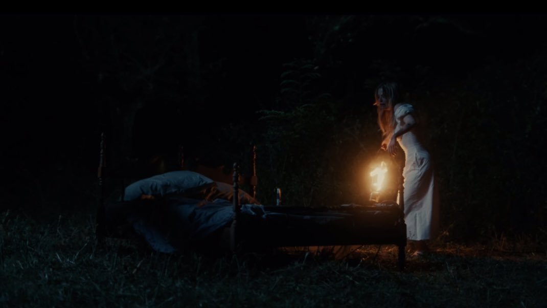 infosluisasonza's tweet photo. Em “Principalmente Me Sinto Arrasada”, Luísa Sonza ateou fogo na cama do clipe de “Campo de Morango”. https://t.co/dcNTYgWDYZ