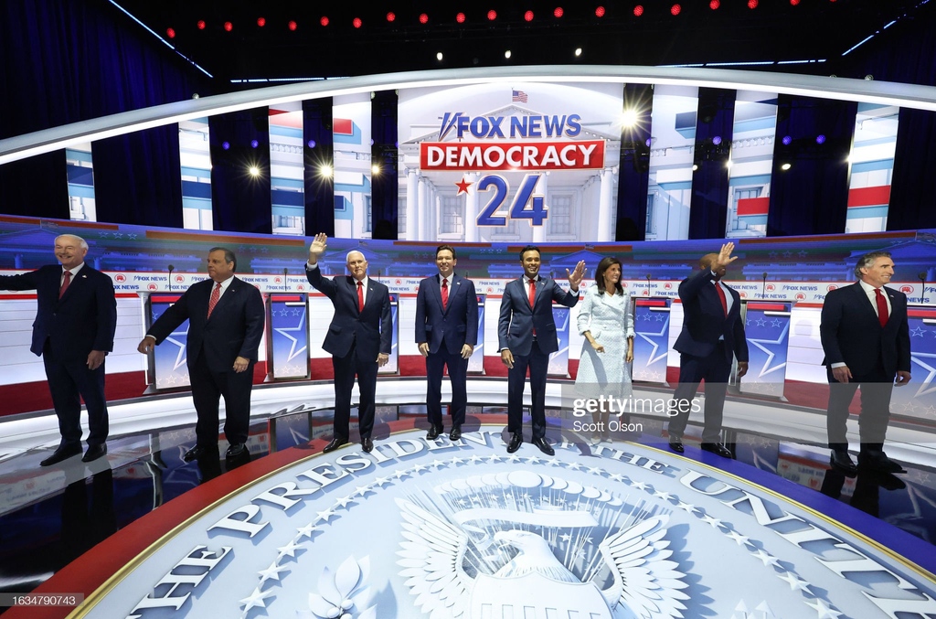 Republican presidential hopefuls square off in the first debate of the 2024 GOP primary season at the Fiserv Forum in Milwaukee, Wisconsin. Former President Donald Trump, currently facing indictments in four locations, declined to participate. 📷️: @olsongetty #GOPDebate