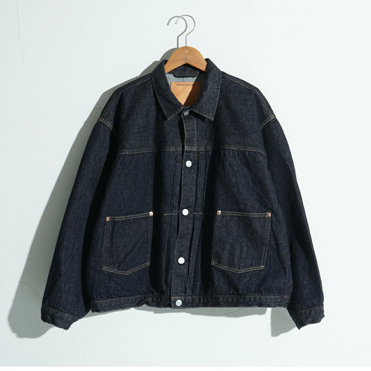 CroukaLR's tweet photo. キャプテンサンシャインの2023AWコレクションが早くも入荷。
こちらは毎シーズン人気のデニムトラッカージャケット。40年代のデッドストックデニムを解析して再現した、ブランドのこだわりが詰まった逸品です。

KAPTAIN SUNSHINE
Denim Tracker 2P Jacket
→→ https://t.co/wn3k3IohPc https://t.co/MLcVMGp3kj