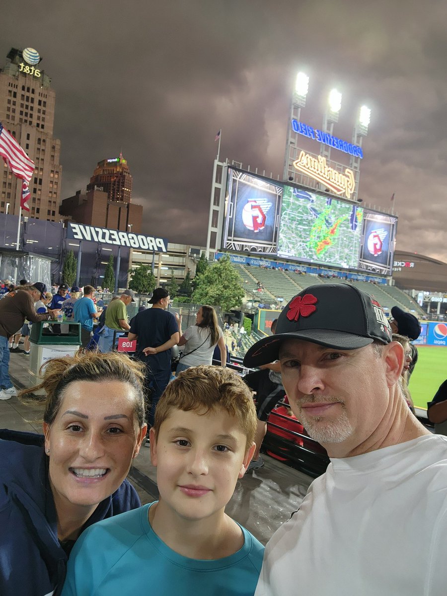 DailyLineUpShow's tweet image. A little rain